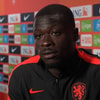 Brian Brobbey voor de camera van de NOS