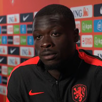 Brian Brobbey voor de camera van de NOS