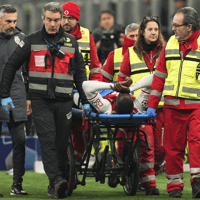 Jordan Teze wordt per brancard van het veld gedragen