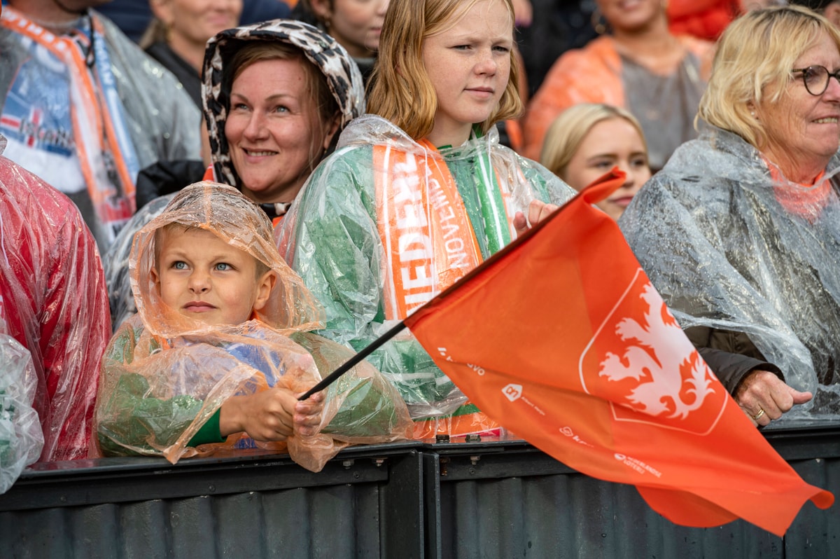 Oranjefans in de regen