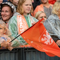 Oranjefans in de regen