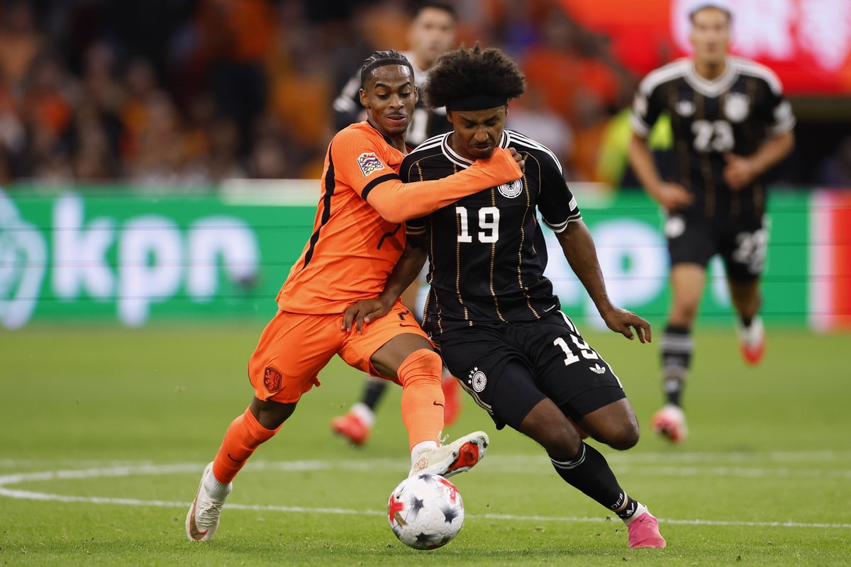 Crysencio Summerville in duel om de bal