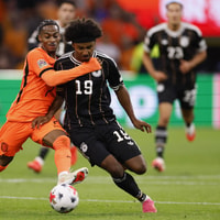 Crysencio Summerville in duel om de bal