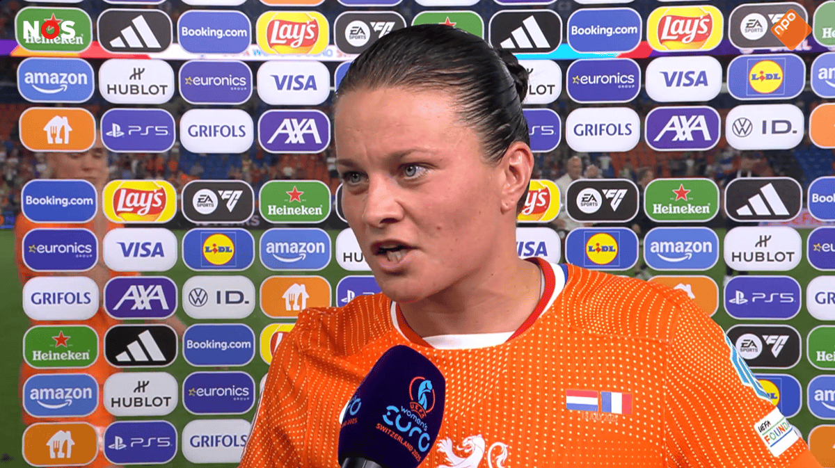 Sherida Spitse voor de camera van de NOS