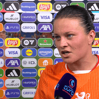 Sherida Spitse voor de camera van de NOS