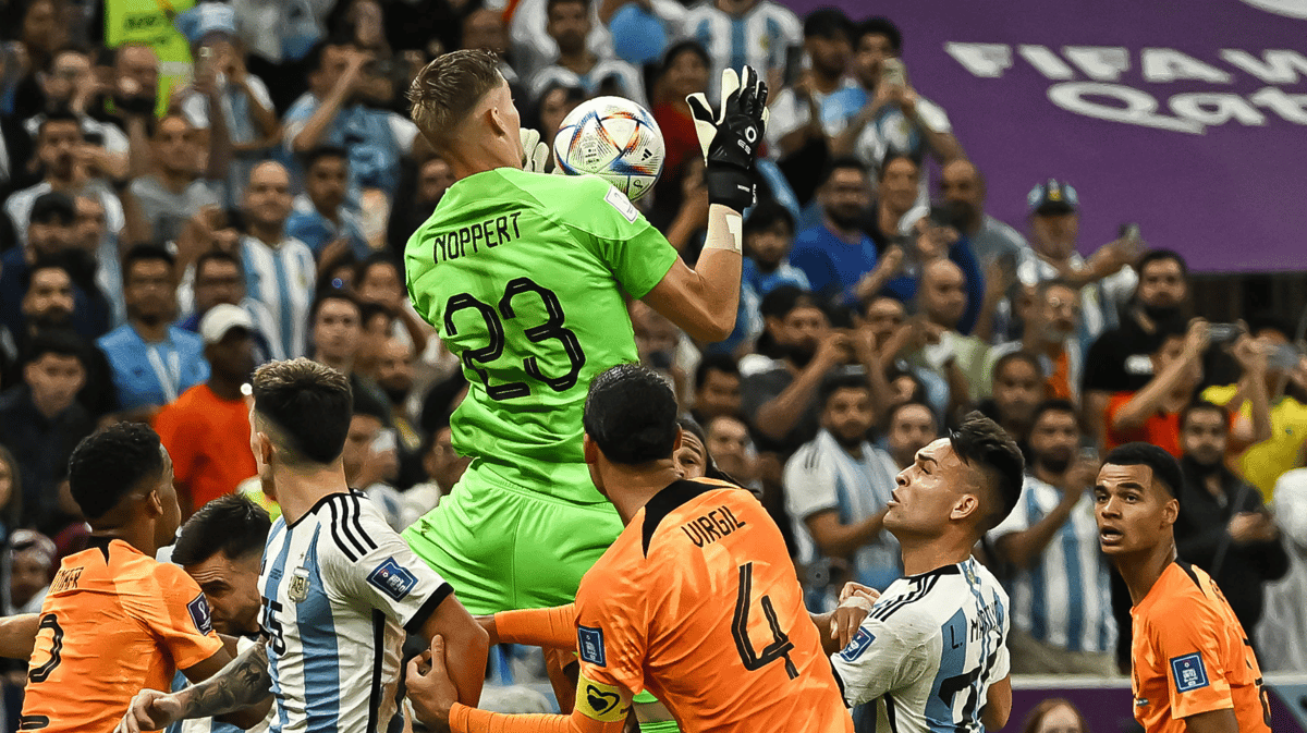 Andries Noppert in actie voor het Nederlands elftal