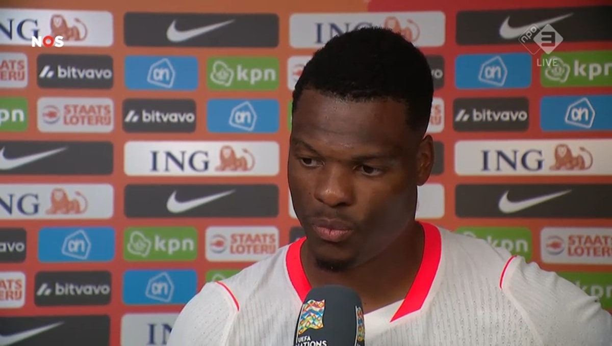 Denzel Dumfries voor de camera van de NOS