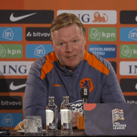 Ronald Koeman tijdens de persconferentie van Oranje