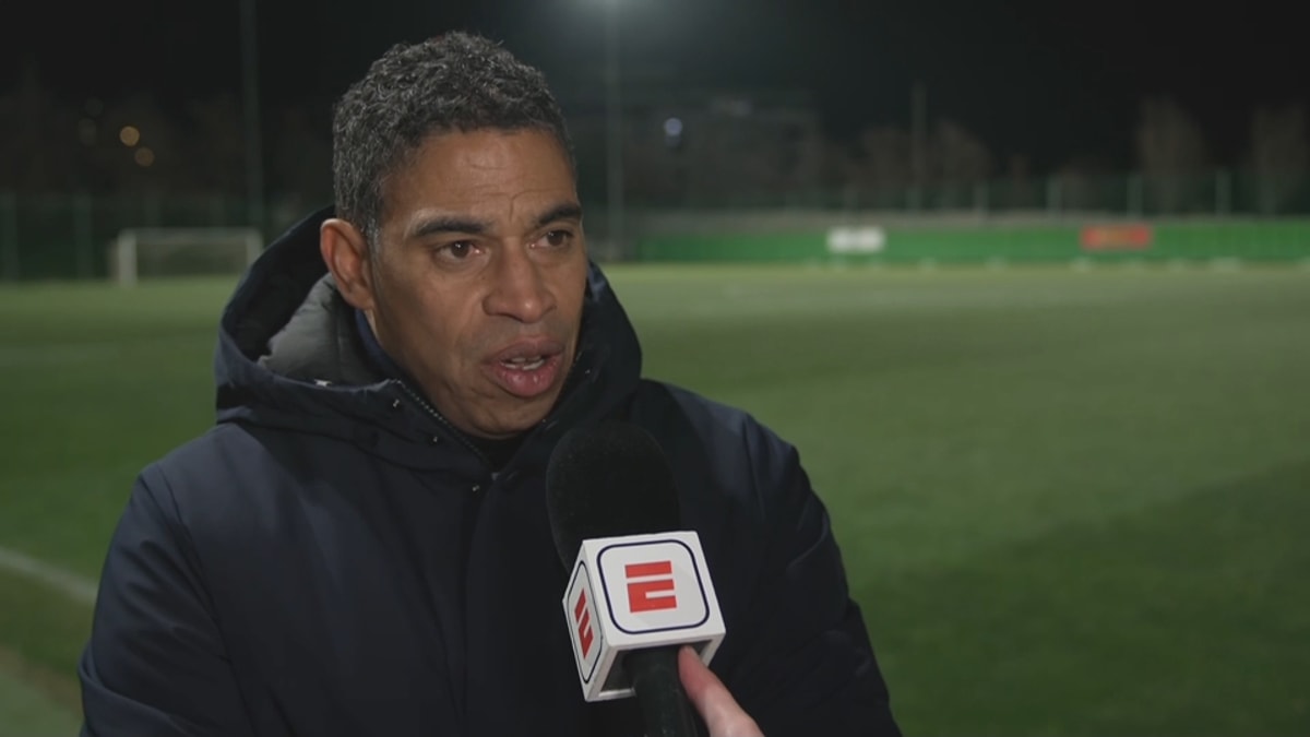 Michael Reiziger voor de camera van ESPN