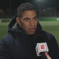 Michael Reiziger voor de camera van ESPN