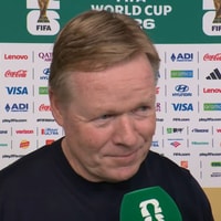 Ronald Koeman voor de camera van de NOS