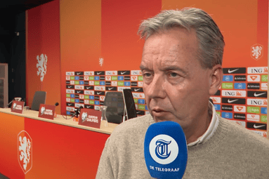 Valentijn Driessen voor de camera van De Telegraaf