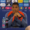 Michael Reiziger tijdens de persconferentie van Jong Oranje