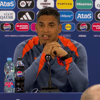 Michael Reiziger tijdens de persconferentie van Jong Oranje