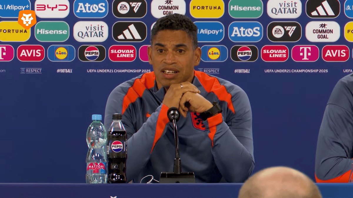 Michael Reiziger tijdens de persconferentie van Jong Oranje