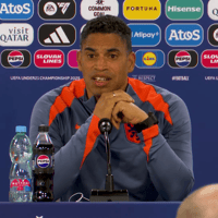 Michael Reiziger tijdens de persconferentie van Jong Oranje