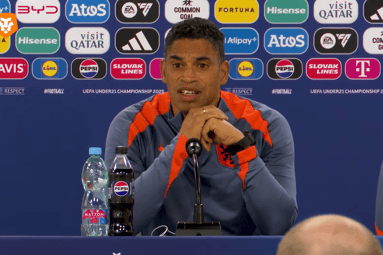 Michael Reiziger tijdens de persconferentie van Jong Oranje