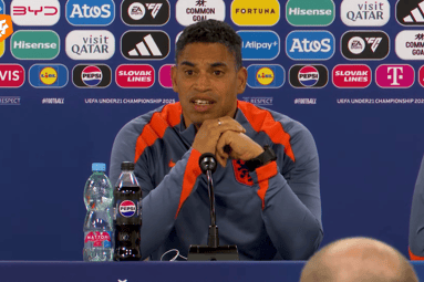 Michael Reiziger tijdens de persconferentie van Jong Oranje