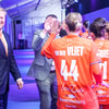 Koning Willem-Alexander viert feest met de handbalvrouwen