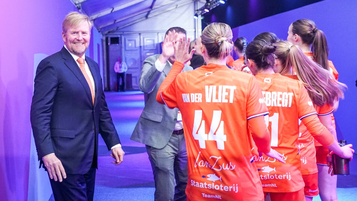 Koning Willem-Alexander viert feest met de handbalvrouwen