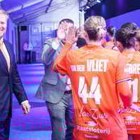 Koning Willem-Alexander viert feest met de handbalvrouwen