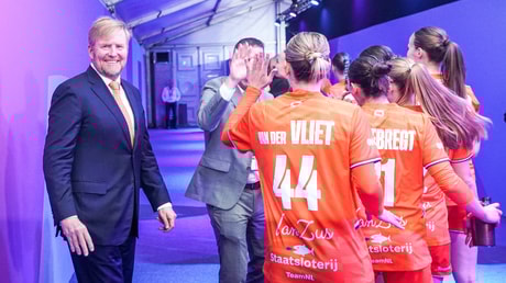 Koning Willem-Alexander viert feest met de handbalvrouwen