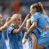 De Oranje Leeuwinnen vieren een doelpunt
