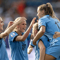 De Oranje Leeuwinnen vieren een doelpunt