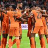 Het Nederlands elftal viert een doelpunt in een interland.