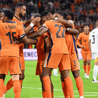 Het Nederlands elftal viert een doelpunt in een interland.