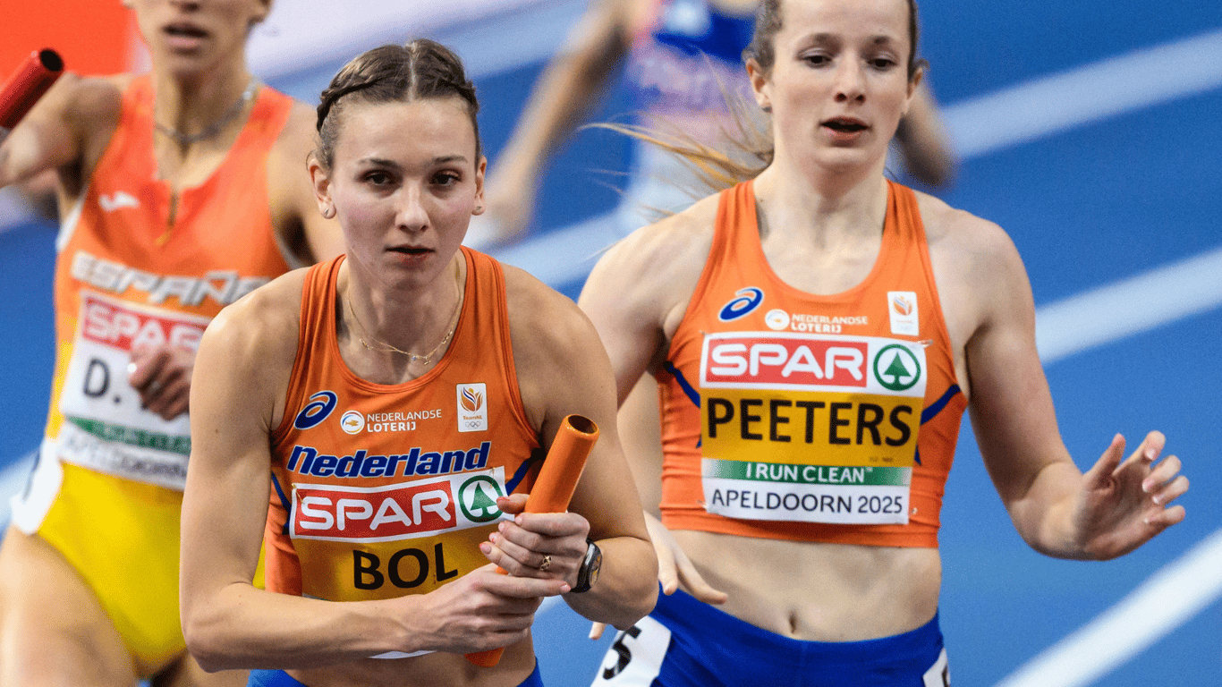 Femke Bol tijdens de 4x400 meter op de EK Indoor