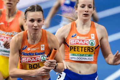 Femke Bol tijdens de 4x400 meter op de EK Indoor