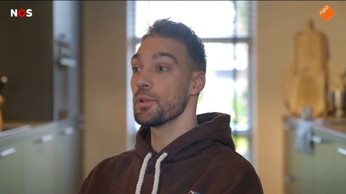 Kjeld Nuis voor de camera van de NOS