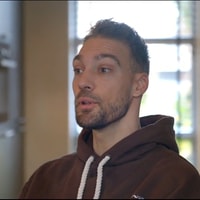 Kjeld Nuis voor de camera van de NOS