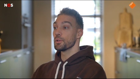 Kjeld Nuis voor de camera van de NOS