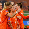 Lynn Wilms en Lineth Beerensteyn vieren een goal van de Oranje Leeuwinnen