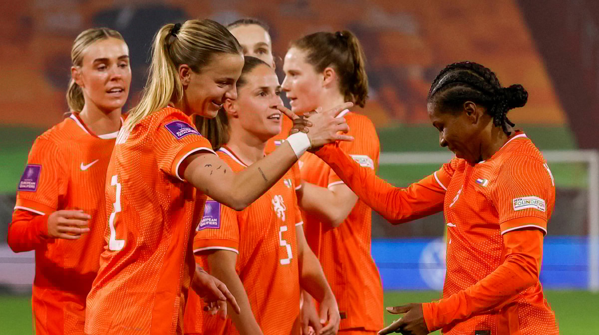 Lynn Wilms en Lineth Beerensteyn vieren een goal van de Oranje Leeuwinnen