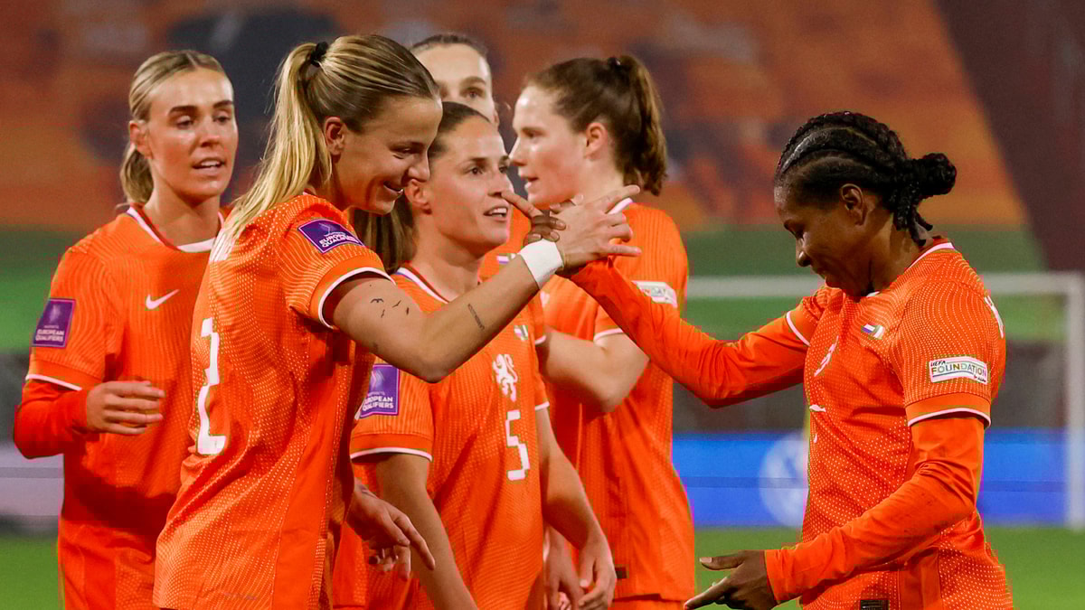 Lynn Wilms en Lineth Beerensteyn vieren een goal van de Oranje Leeuwinnen