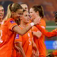 Lynn Wilms en Lineth Beerensteyn vieren een goal van de Oranje Leeuwinnen