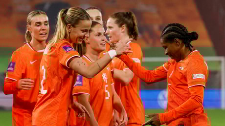 Lynn Wilms en Lineth Beerensteyn vieren een goal van de Oranje Leeuwinnen