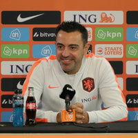 Xavi Hernández tijdens een persconferentie 