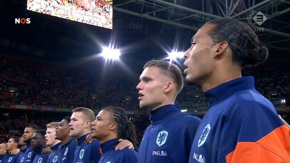 Het Nederlands elftal vlak voor de aftrap tegen Duitsland in de Nations League