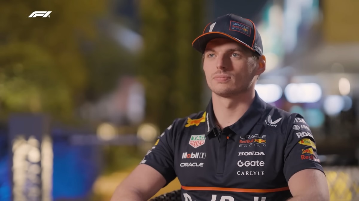 Max Verstappen voor de camera van de F1