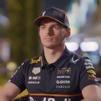 Max Verstappen voor de camera van de F1
