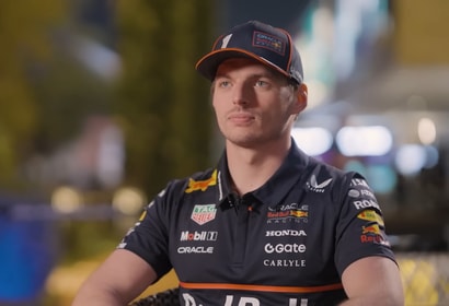 Max Verstappen voor de camera van de F1