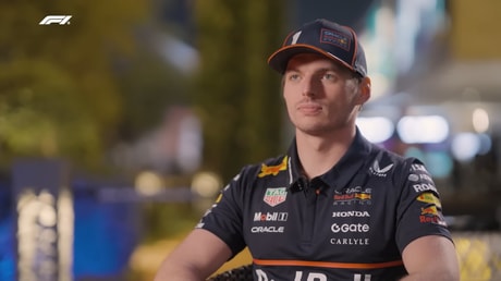 Max Verstappen voor de camera van de F1