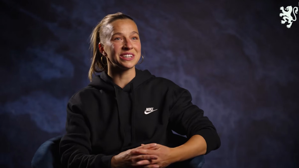 Jackie Groenen voor de camera van OnsOranje