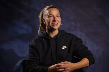 Jackie Groenen voor de camera van OnsOranje