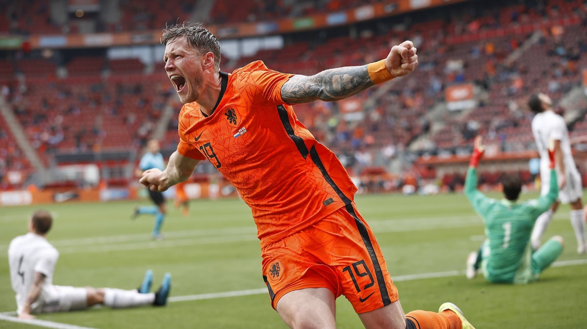 Wout Weghorst scoort voor Oranje in de Grolsch Veste