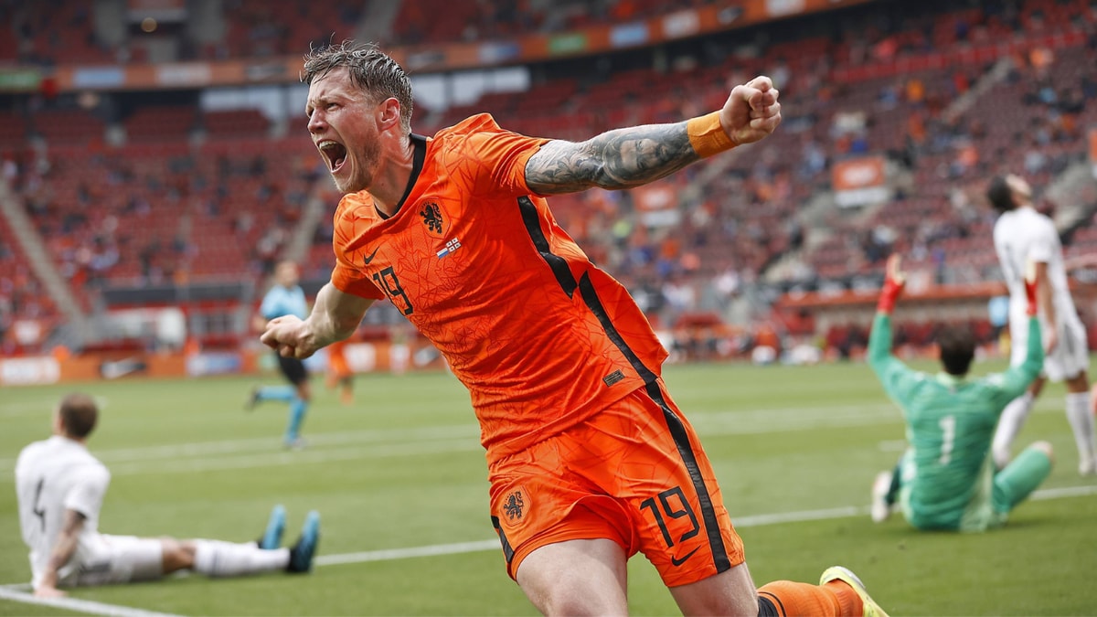 Wout Weghorst scoort voor Oranje in de Grolsch Veste